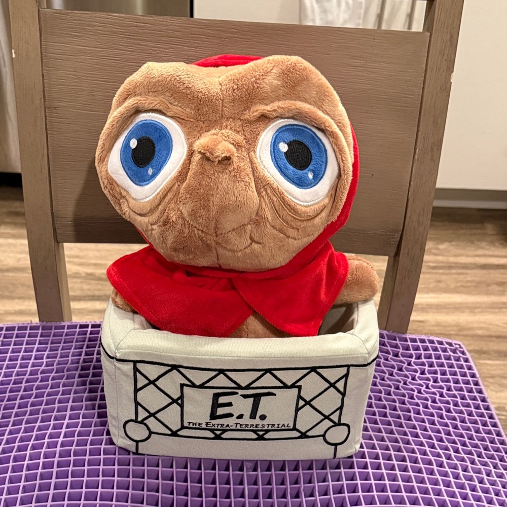 New! Universal Studios E.T. 12” Plush Toy in Basket with Red Cape